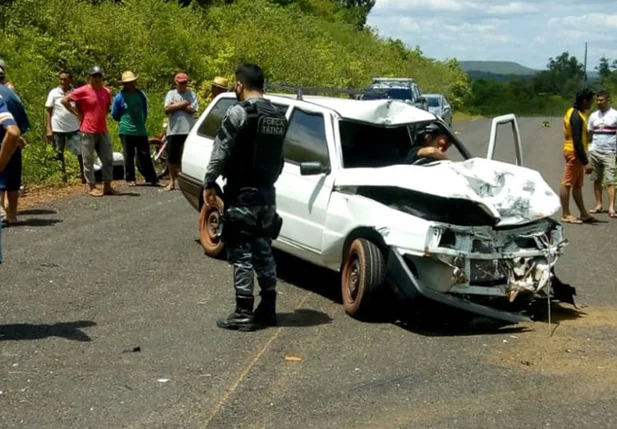 Carro após o acidente na PI 327 em Piripiri