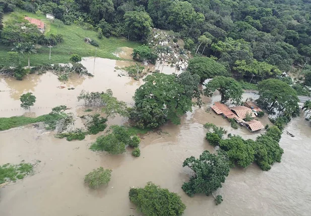 Governo da Bahia decreta situação de emergência para 116 cidades atingidas pelas enchentes