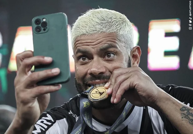 Hulk faz uma selfie após receber sua medalha de campeão brasileiro