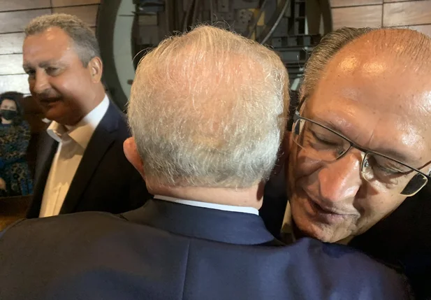 Lula e Geraldo Alckmin se encontram em gesto por aliança
