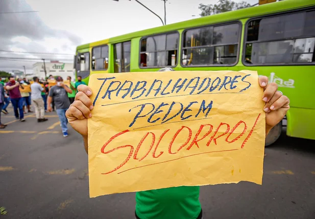 Cobradores e motoristas de ônibus realizam manifestação na Avenida Frei Serafim