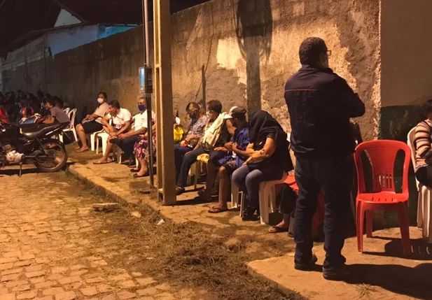 Fila de idosos a espera de vacina em Picos