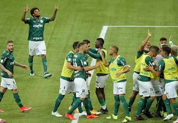 Jogadores do Palmeiras comemoram mas um título do time