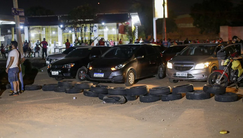 Manifestantes fazem barricada de pneus