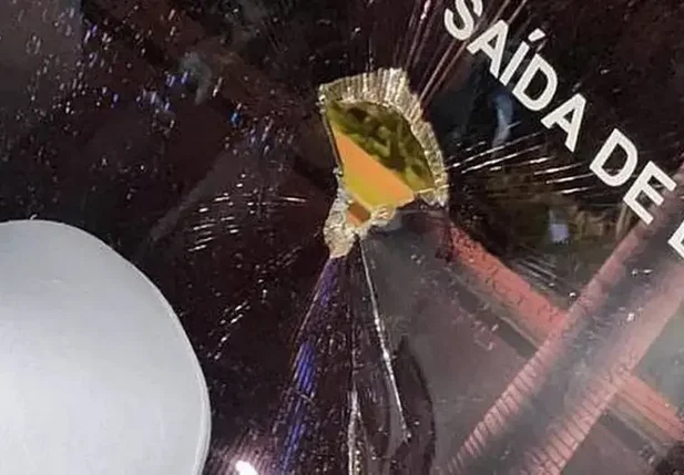 Vândalos atacam e quebram vidro de ônibus da Ponte Preta