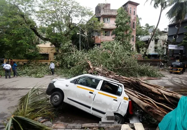 Ciclone tropical deixa 16 mortos e causa destruição na Índia