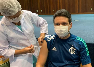 Marcelo Magno sendo vacinado