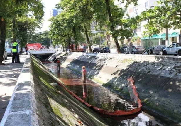 Óleo diesel vaza em um canal que drena para o mar em Santos
