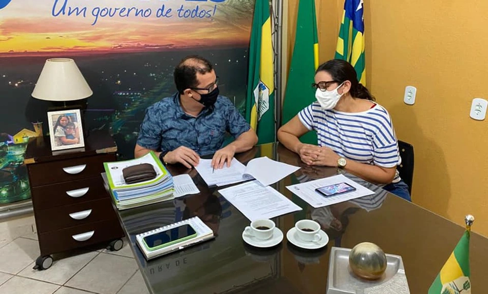 Prefeito Júnior Percy com a secretária municipal de Assistência Social de Buriti dos Lopes