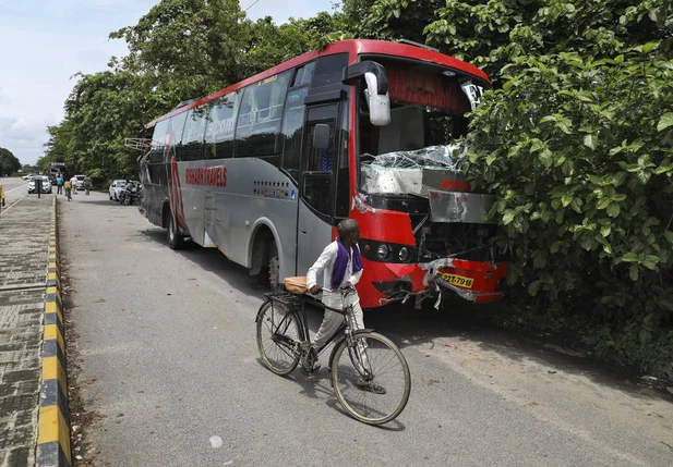 Um caminhão atingiu um grupo de trabalhadores dormindo sob o ônibus estacionado na lateral de uma rodovia no norte da Índia, matando mais de uma dúzia deles.