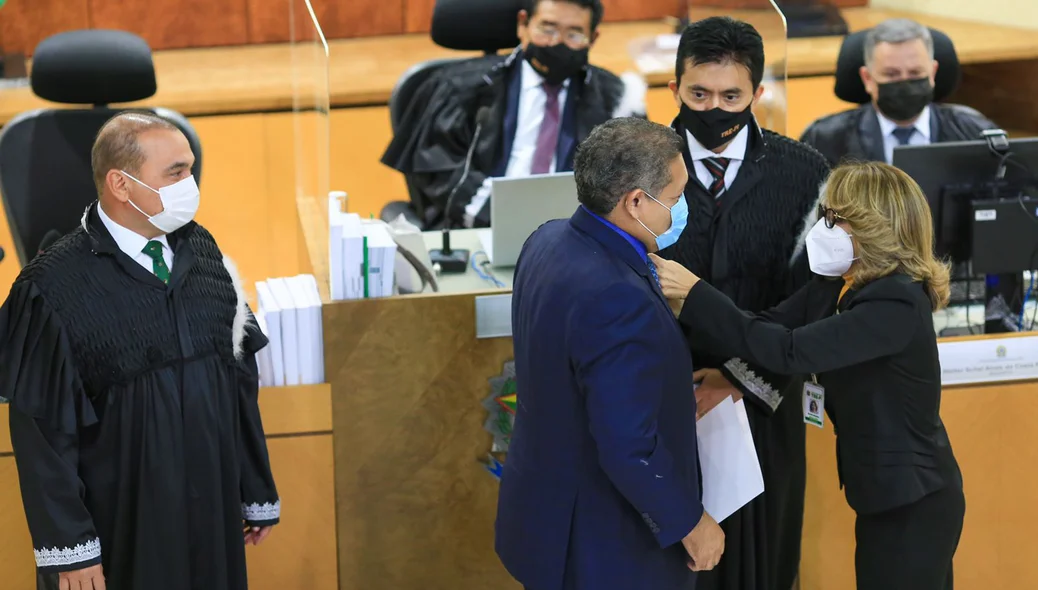 Ministro Nunes Marques recebendo medalha do Mérito Eleitoral