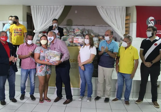 Prefeitura de Teresina beneficia trabalhadores do transporte coletivo com cestas básicas