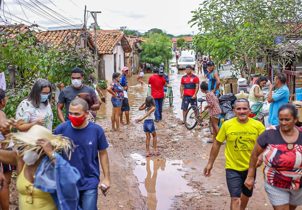 População ficou desabrigada após fortes chuvas no bairro Mafrense