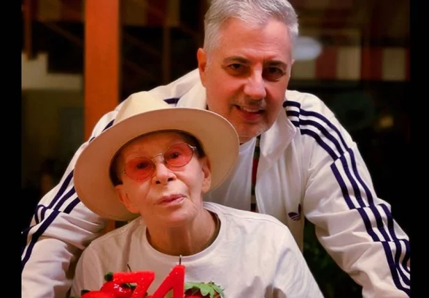 Rita Lee ao lado de Roberto de Carvalho durante seu aniversário de 74 anos