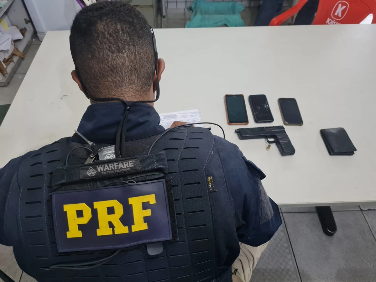 Arma e celulares apreendidos pela PRF