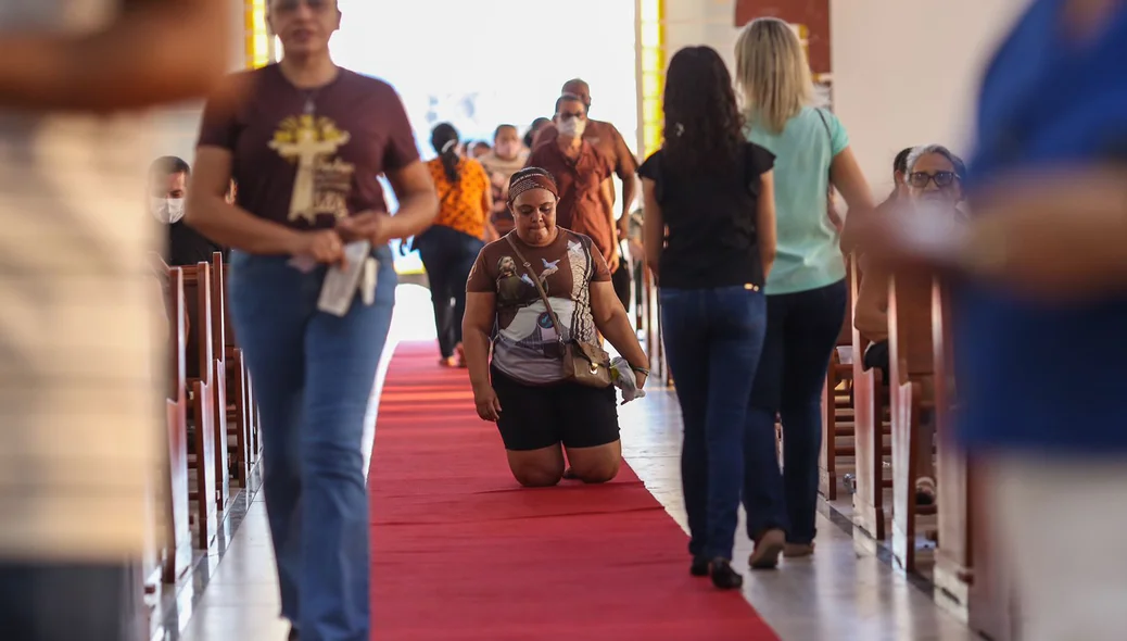 Erisleide, devota de São Francisco de Assis entrando de joelho na igreja