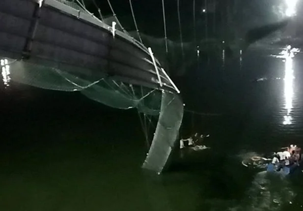 Imagem captada por câmera de segurança mostra parte danificada de uma ponte suspensa depois que ela desmoronou na cidade de Morbi