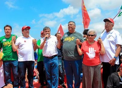 Rafael Fonteles, Wellington Dias, Flávio Dino, Regina Sousa e Dr. Pessoa participam de ato pró-Lula
