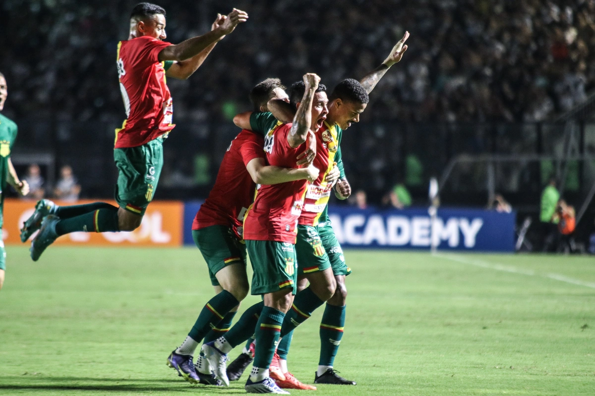 Sampaio Corrêa comemorando gol diante do Vasco na Série B