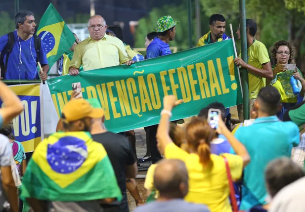 Apoiadores de Bolsonaro levaram bandeiras e faixas