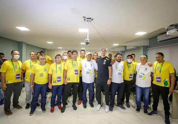Dr. Pessoa com os integrantes do projeto “Gol do Brasil”