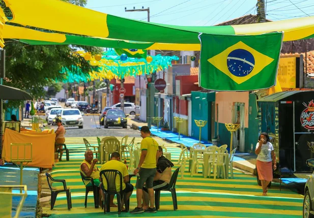 Moradores enfeitam Rua da Crel no bairro Dirceu 1 para estreia da seleção na Copa