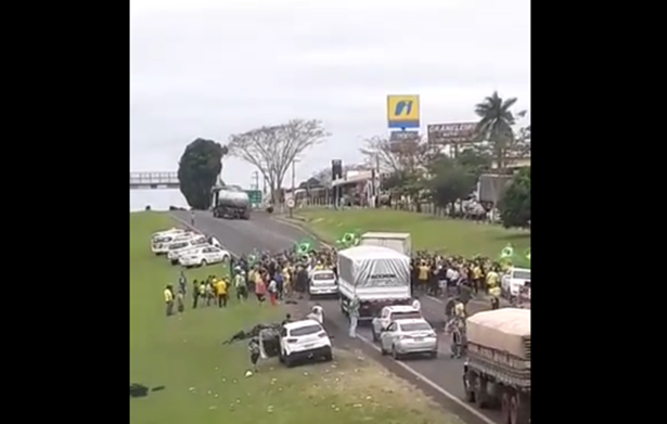 Motorista atropela apoiadores de Bolsonaro