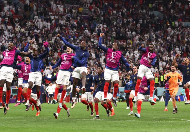 Franceses comemoram classificação sobre a Inglaterra