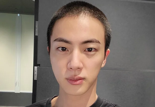 Membro do BTS, Jin posta foto com cabeça raspada