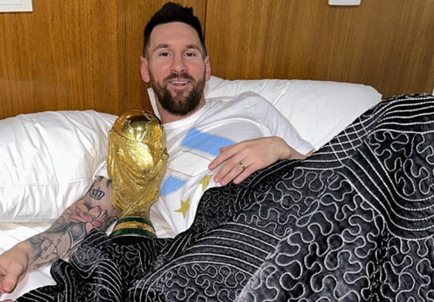 Messi amanhece ao lado da Taça da Copa do Mundo do Catar
