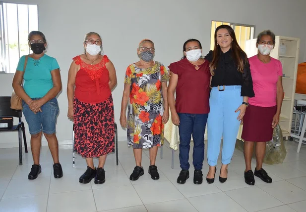 Prefeitura Municipal de Lagoa de São Francisco realizando entregas de sapatos diabéticos