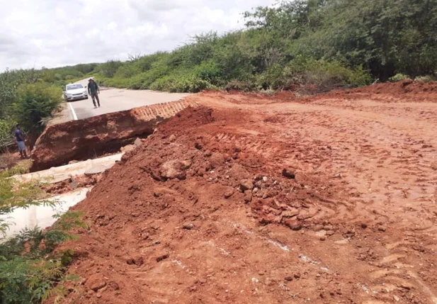 DER-PI recupera trecho de rodovia que rompeu após forte chuva no semiárido