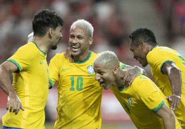 Neymar comemora gol com companheiros de seleção brasileira