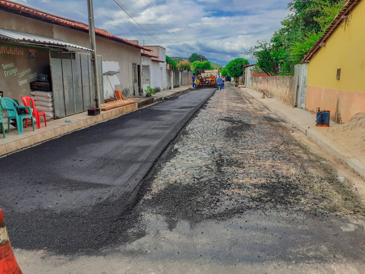 Ruas e avenidas de Beneditinos recebem pavimentação asfáltica