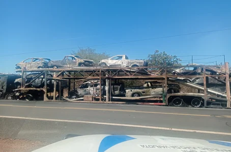 Carreta-cegonha pega fogo e veículos são destruídos no Piauí