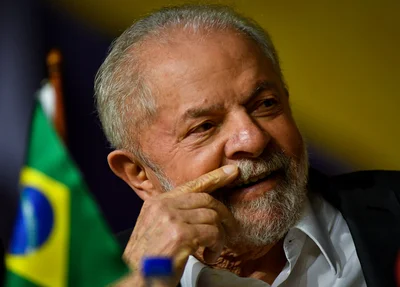 Ex-Presidente Luiz Inácio Lula da Silva com a bandeira do Brasil.