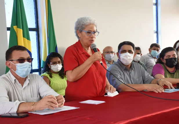 Governadora Regina Sousa concede títulos de terras em Barras