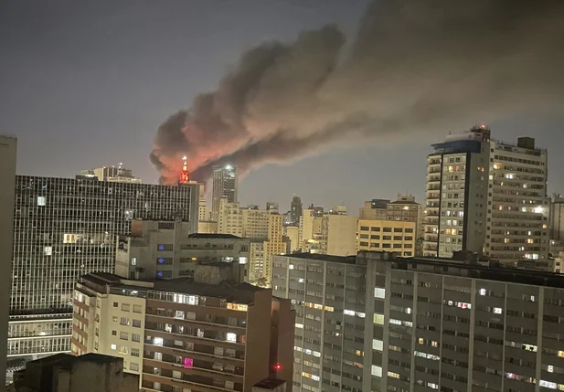 Incêndio atinge prédio comercial na região da 25 de Março em São Paulo