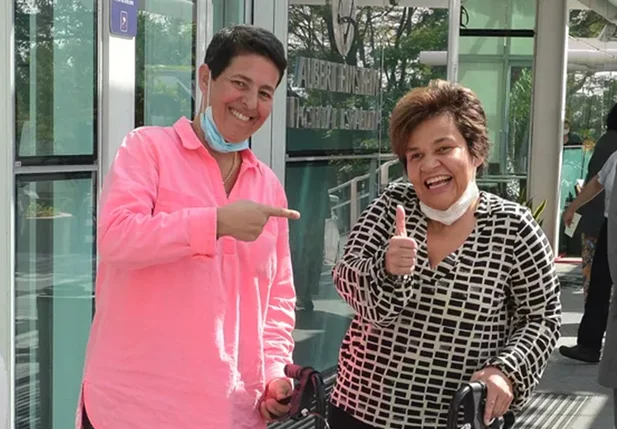 Claudia Rodrigues e sua namorada deixando o hospital