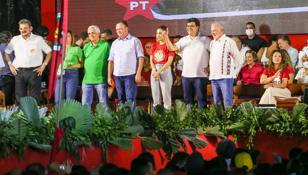 Lula acompanhado de políticos piauienses em evento de Teresina