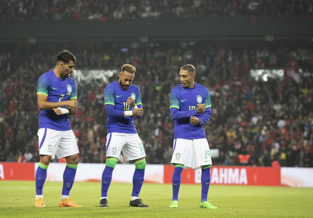 Lucas Paquetá, Raphinha e Neymar comemoram o gol
