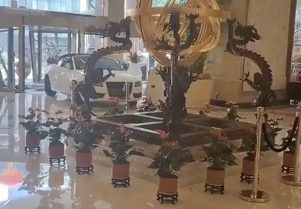 Homem destrói saguão de hotel na China