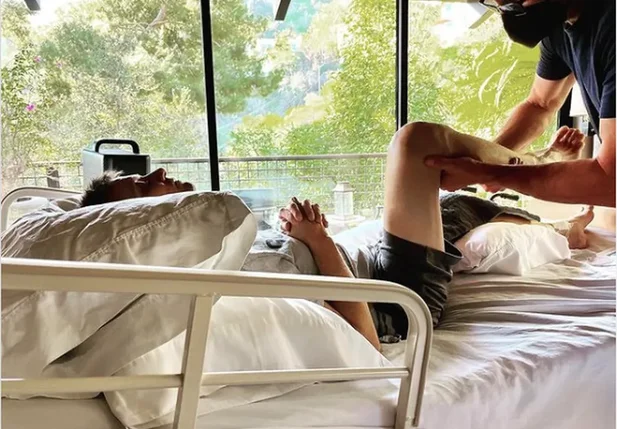 Jeremy Renner posta foto em recuperação após acidente