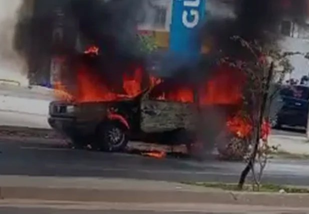 Veículo pega fogo em Timon