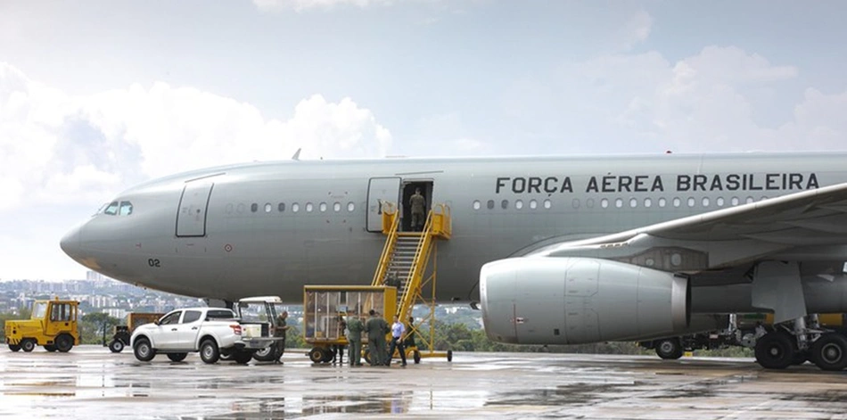 Quinto voo da FAB traz 215 brasileiros de volta de Israel