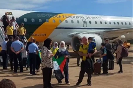 Avião que traz brasileiros vindos da Cisjordânia pousa em Brasília