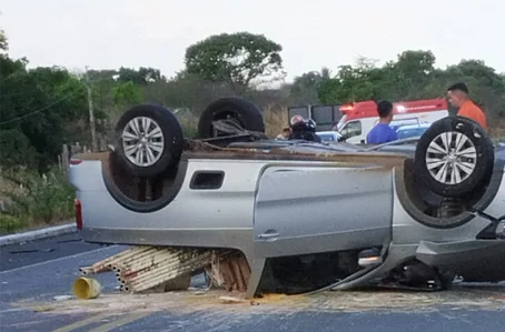 Veículo Saveiro ficou capotado na BR 343, em São Pedro do Piauí