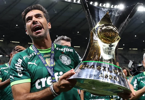 Abel Ferreira ergue a taça do Campeonato Brasileiro 2023