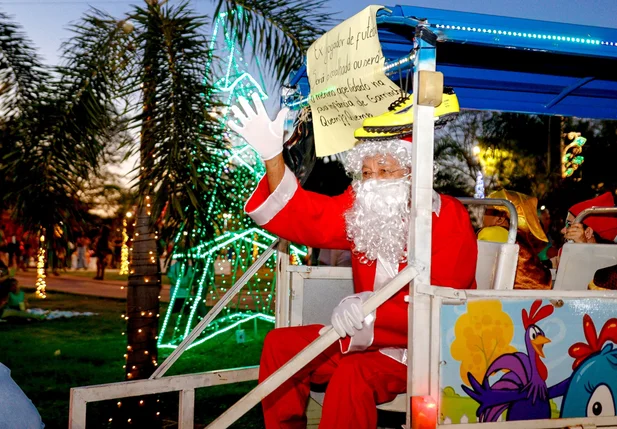 Dr, Pessoa se fantasiou de papai Noel e entregou presentes para as crianças