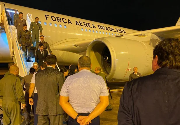 Segundo voo com brasileiros repatriados da Faixa de Gaza chega em Brasília